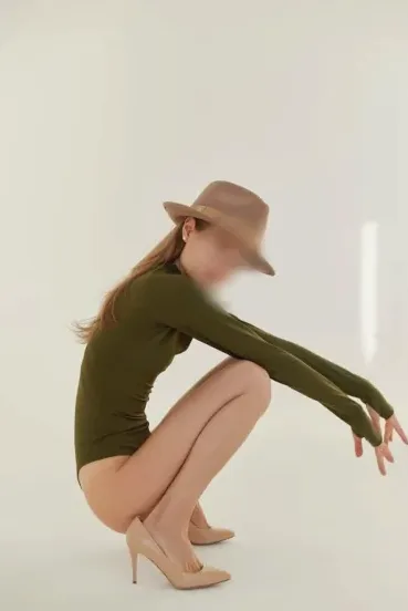 Amber, 30