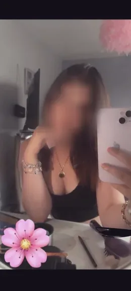 Laura, 20